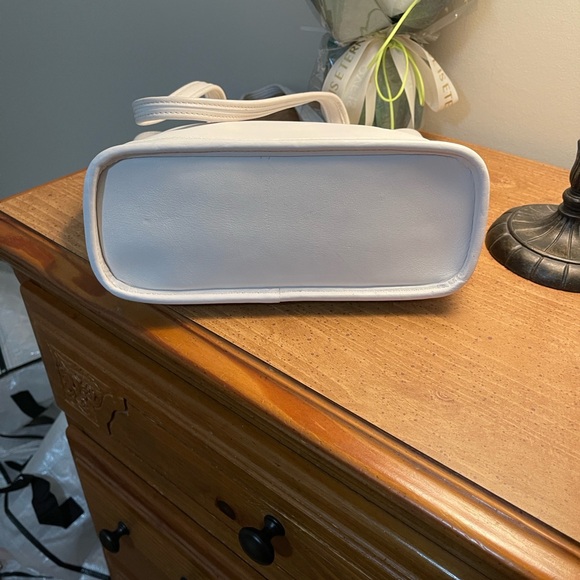 Coach Y2K Glovetanned CreamTote Bag with Gold Tag Accents - Picture 6 of 7